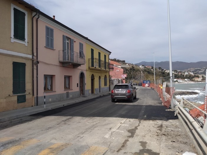 La strada di Bussana Mare senza il semaforo