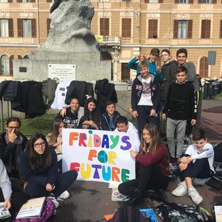 Imperia: anche gli alunni dell'Istituto N.S. della Misericordia alla manifestazione per il clima nel Mondo (Foto)