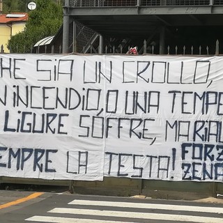 Crollo del ponte sul Polcevera: uno striscione dei tifosi della Sanremese appeso allo stadio 'Comunale' (Foto)