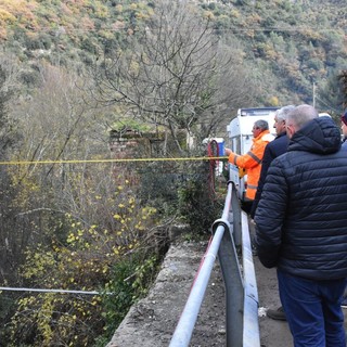 Rocchetta Nervina: iniziati i lavori per l'installazione della gru che servirà a costruire il ponte sulla Sp 68