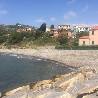 Imperia: iniziati la settimana scorsa i lavori di pulizia sulle spiagge libere di Porto Maurizio (Foto)