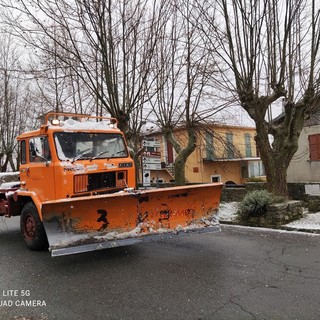 Nevica nell'entroterra della provincia: mezzi spartineve in azione sulle Sp100, Sp 21 e Sp67