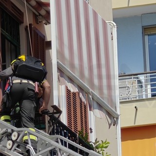 Sanremo: anziana bloccata in casa, Vigili del Fuoco in azione e via Nino Bixio chiusa (Foto)