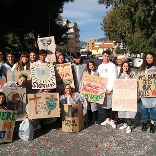 Da Ventimiglia a Bordighera a piedi: gli studenti dell'Aprosio per seguire la conferenza stampa del Fai (Foto)