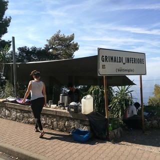 Ventimiglia: smantellata stamattina dalla Polizia Locale una cucina da campo di attivisti francesi vicino a Ponte San Luigi (Foto)