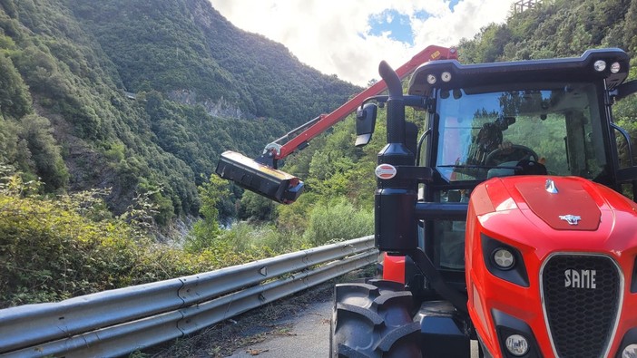 Valle Argentina: intervento del comune di Molini, in corso il lavoro di sfalcio sulla strada provinciale 21 (Foto)