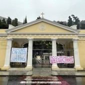 Ventimiglia: divieto ai migranti e guardie all'ingresso, striscioni al cimitero contro il Sindaco Di Muro