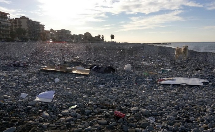 Ventimiglia: degrado e sporcizia alla foce del Roya, clochard e disadattati si creano giacigli di fortuna