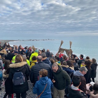 Vallecrosia, successo per lo &quot;Sbarco della Befana&quot; sul lungomare (Foto)