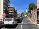 Le auto posteggiate in divieto in strada Borgo Tinasso