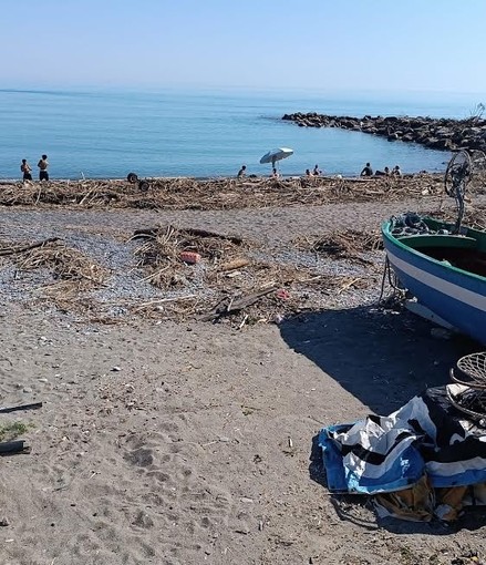 Rifiuti in spiaggia a Ventimiglia, il PD: “Tronchi, lamiere, pneumatici ad attendere i turisti”