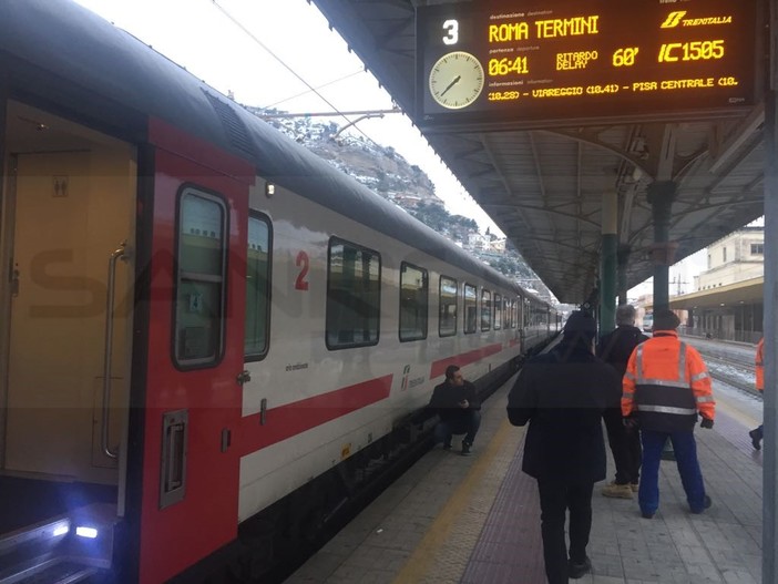 Ventimiglia: primi disagi per il ghiaccio, Intercity guasto e bloccato alla stazione di confine (Foto)