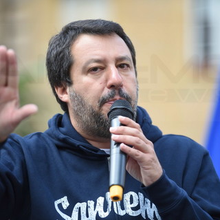 Il vice Premier Salvini non le manda a dire a Macron: &quot;Apri i tuoi porti e magari anche il confine di Ventimiglia!&quot;