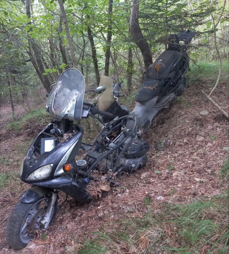 Due scooter abbandonati nel bosco da anni a Gouta: oggi l'intervento della Polizia Provinciale (Foto)