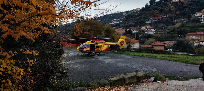 Cade da un albero a Badalucco ma arriva a Sanremo in auto: poi deve essere soccorso da 118 e Croce Rossa (Foto e Video)