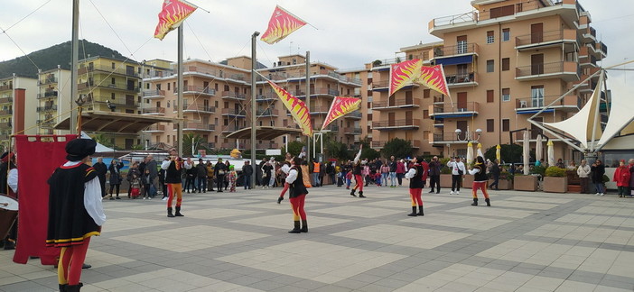 Gli sbandieratori e i musici di Ventimiglia ieri ospiti del carnevale organizzato a Borghetto Santo Spirito