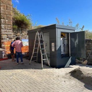 Sanremo: completata la doppia installazione di bagni pubblici sulla ciclabile, oggi quello dei Tre Ponti (Foto)