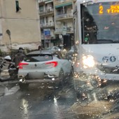 Sanremo: strada Borgo Tinasso sempre invasa dalle auto in divieto, una lettrice &quot;Guardate cosa è successo ieri&quot; (Foto)