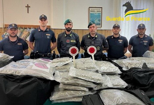 Ventimiglia: Finanza e Polizia insieme all'autoporto, due arresti e 150 kg di 'maria' sequestrati (Foto)