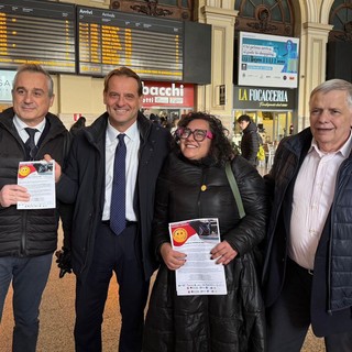 Trasporti: l'assessore Scajola alla stazione di Genova Brignole per 'Armiamoci di un sorriso'