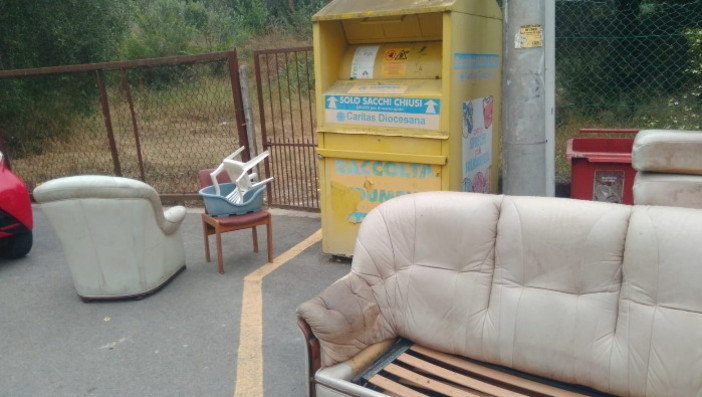 Bordighera: un salotto abbandonato alle 'Due Strade', non si placa il malcostume delle discariche abusive (Foto)