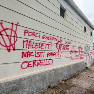 Nuovi attacchi dei 'No Vax': scritte anti Toti e Draghi all'ospedale di Bordighera e a Ventimiglia (Foto)