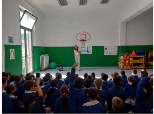 Entusiasmo e ispirazione alla Primaria Rubino: la campionessa paralimpica Amanda Embriaco torna tra i suoi giovani fan