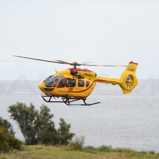 Bordighera: mette in salvo due persone e si sente male, bagnino trasportato in elicottero al Santa Corona di Pietra Ligure