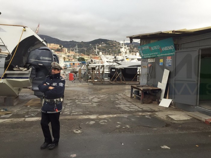 Sanremo: Municipale, Carabinieri e Guardia Costiera, iniziato sul porto vecchio lo sgombero dei cantieri navali