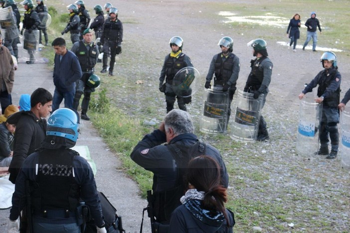 Ventimiglia: sgomberati dalla foce del Roya circa 25 migranti che erano rimasti accampati stanotte (Foto e video)