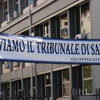 Sanremo: paventato accorpamento dei Tribunali, anche uno striscione appeso a palazzo di Giustizia