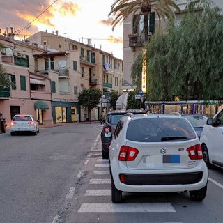 Le auto in sosta vietata in piazza