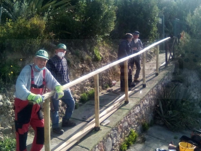 Ventimiglia: anche gli Alpini al lavoro per ripristinare le staccionate distrutte all'ex convento delle 'Suore dell'Orto' (Foto)