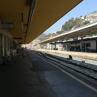 Ventimiglia: bus sostitutivo si ferma lontano dalla fermata prevista, la protesta di una nostra lettrice