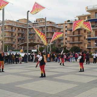 Gli sbandieratori e i musici di Ventimiglia ieri ospiti del carnevale organizzato a Borghetto Santo Spirito