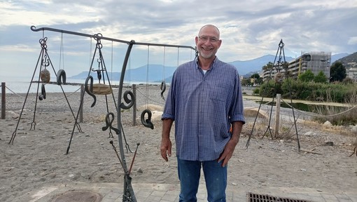 Camporosso, sculture di Salvatore Cannataro in mostra alla foce del Nervia (Foto e video)