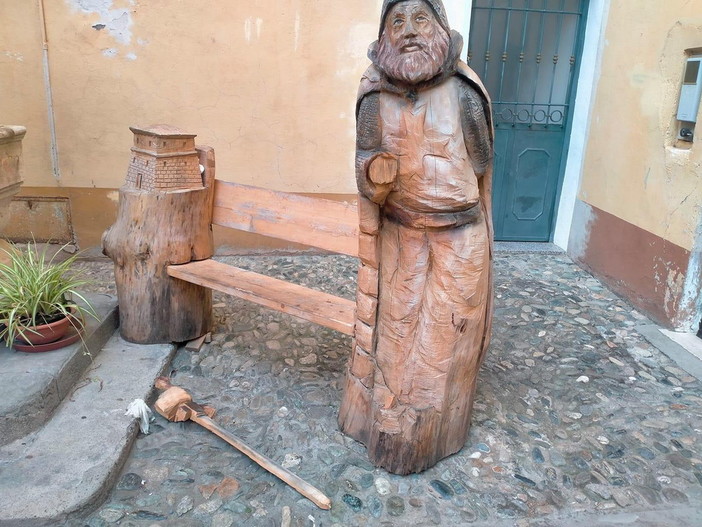 Ospedaletti: per la seconda volta in un anno danneggiata la statua di 'Barba Brisiu' (Foto)