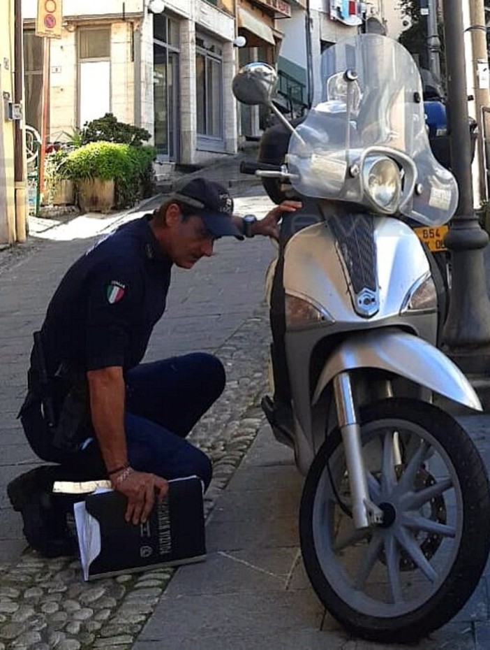 Gli rubano lo scooter a Ventimiglia ma glielo ritrovano gli agenti della Polizia Municipale a Sanremo (Foto)