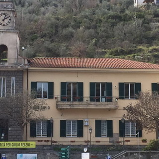 Anche Isolabona chiede la verità per la morte di Marco Regeni: striscione appeso di fronte al Comune