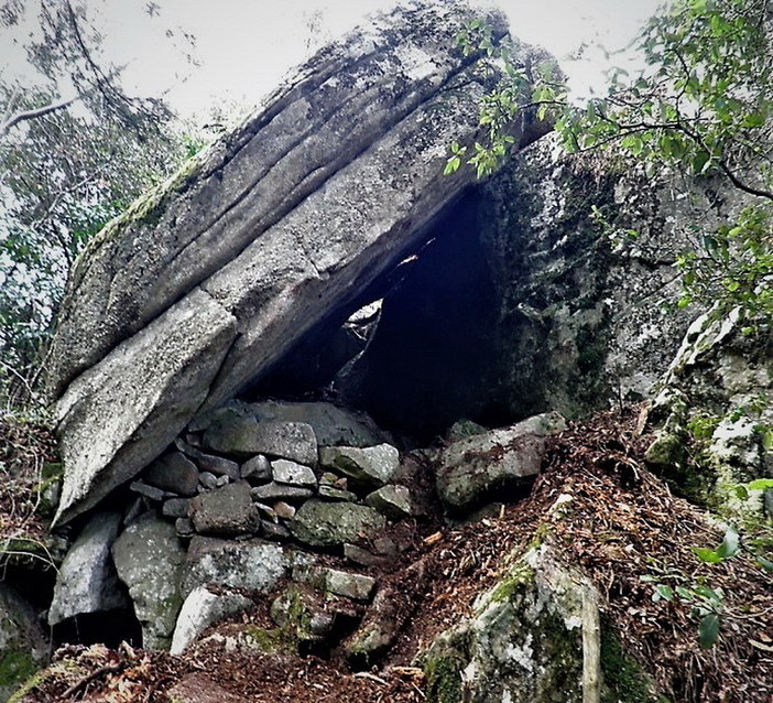 Nuove scoperte su Monte Bignone: un 'Semidolmen' (tomba preistorica), un Menhir ed una incisione antropomorfa