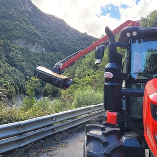 Valle Argentina: intervento del comune di Molini, in corso il lavoro di sfalcio sulla strada provinciale 21 (Foto)