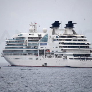 Sanremo: nuovo sbarco di croceristi, questa mattina è arrivata in rada la nave Seabourn Sojourn