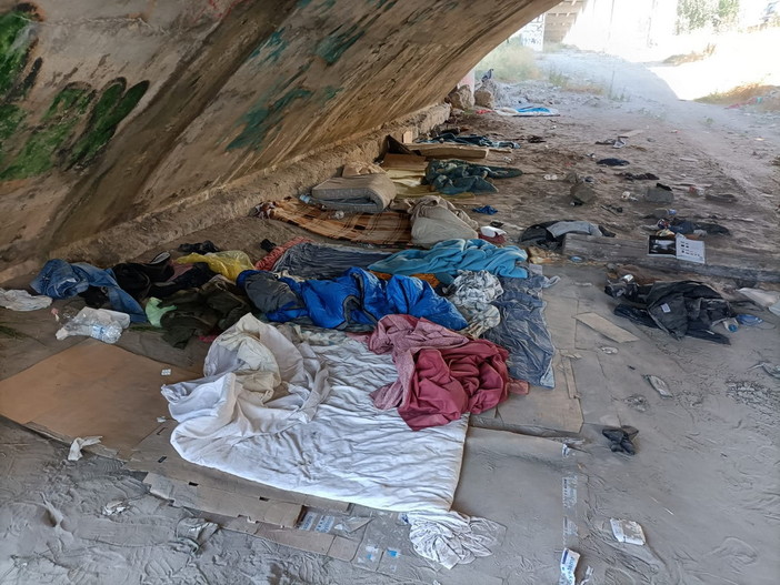 Ventimiglia: accampamento 'dormitorio' di migranti sotto ponte del Roya sgomberato dal Comune (Foto)