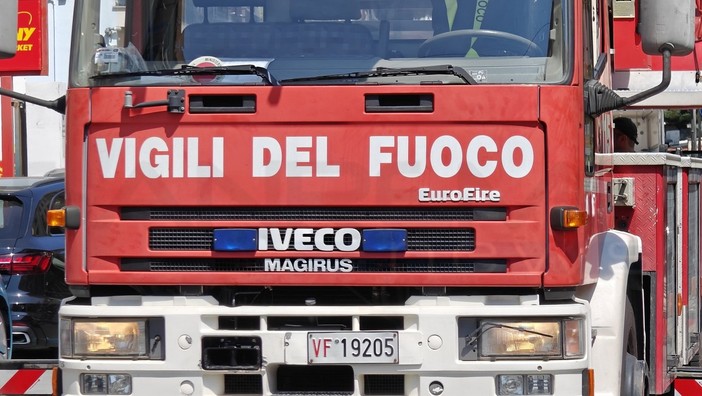 San Bartolomeo al Mare: incendio ad una gomma dopo la foratura, intervento dei VVF al casello autostradale