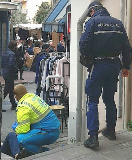 Sanremo: donna inciampa in salita San Bernardo al mercato, intervento di 118 e Polizia Municipale (Foto)
