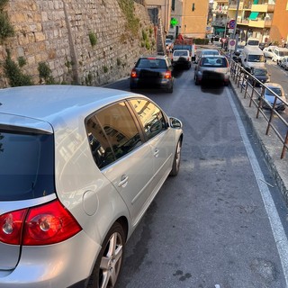 Sanremo: strada Borgo Tinasso sempre più nel caos, un lettore &quot;Parcheggio selvaggio e nessuno se ne occupa&quot;