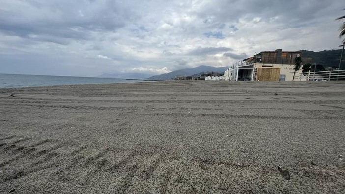 Spiaggia a Camporosso, Gibelli: &quot;Quasi ultimati i lavori di pulizia e spianamento dell’arenile&quot; (Foto)