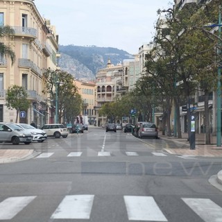 Francia in zona rossa e coprifuoco dalle 19: in Costa Azzurra tasso di positività all'8,4% e incidenza a 473 casi