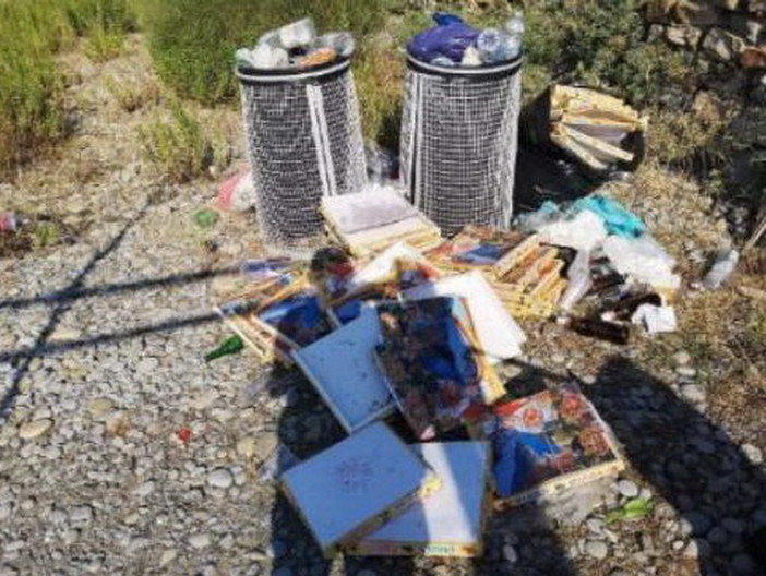 Ospedaletti: ieri sera alla spiaggia libera un 'Porta party', stamattina il degrado e poi l'intervento (Foto)