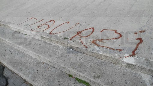 Scoperto l'autore dell'atto di vandalismo in Comune ad Imperia e sulle panchine di piazza della Vittoria